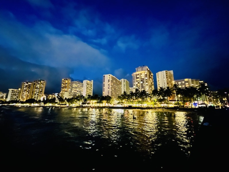 夜のワイキキビーチの夜景